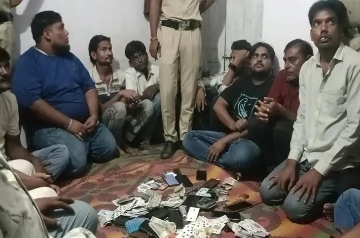 గుమ్మడిదలలో పేకాటకు చెక్.. 16 మంది లాక్
