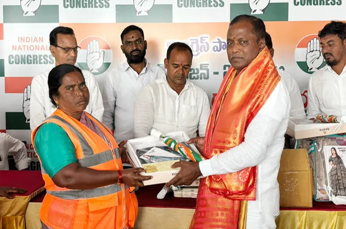 పారిశుధ్య కార్మికులకు చీరల పంపిణీ