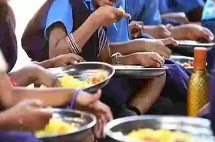 మళ్లీ ఫుడ్ పాయిజన్.. విద్యార్థుల ప్రాణాలకు లెక్కలేదా..?