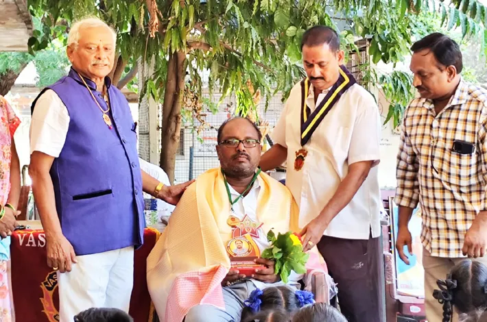 వాసవి క్లబ్ ఆధ్వర్యంలో ఉపాధ్యాయులకు పాత్రికేయులకు సన్మానం 