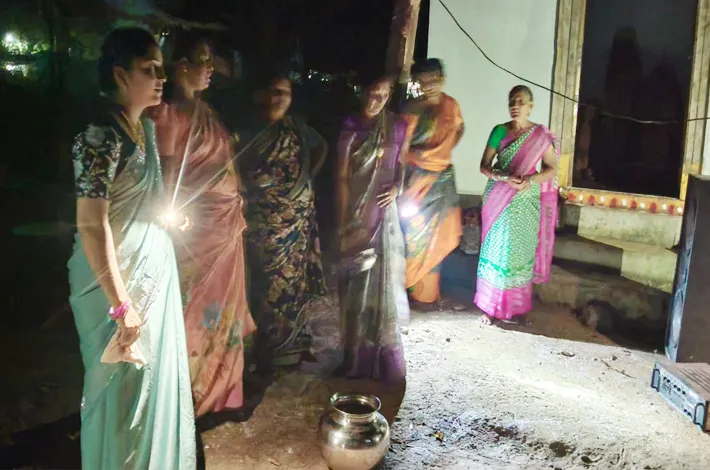 టార్చి లైట్ వెతురులో బతుకమ్మ ఆడిన ఆడపడుచులు