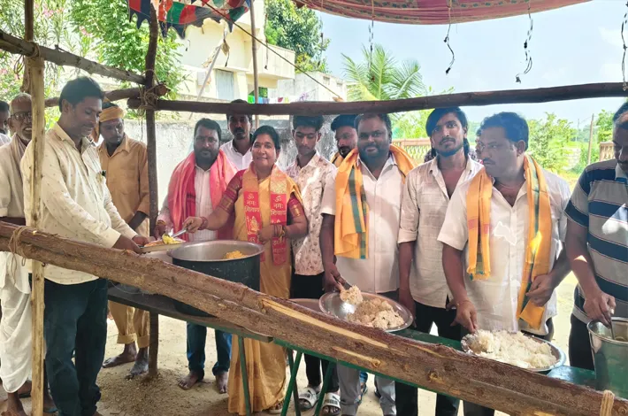 దుర్గామాత యూత్ ఆధ్వర్యంలో అన్నదాన కార్యక్రమం