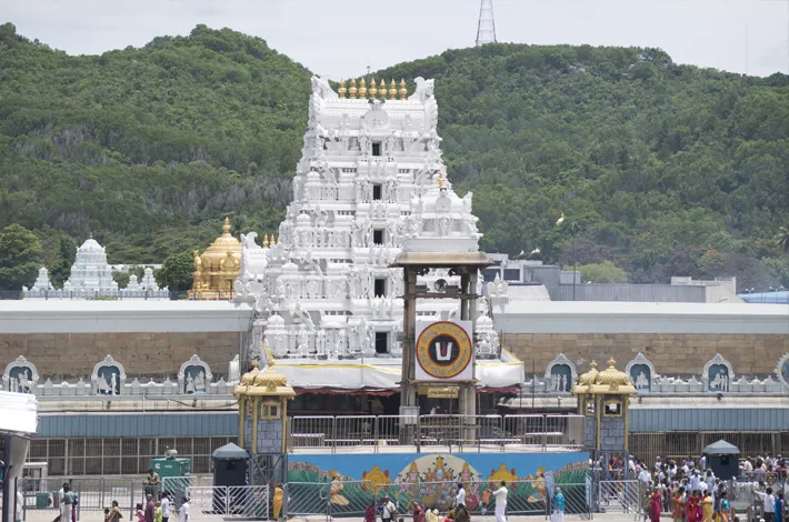క్యూలో నిరీక్షణ.. మనసులో గోవింద నామస్మరణ!