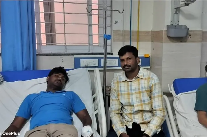 వార్తలు రాస్తే థర్డ్‌ డిగ్రీనా?.. ఆసుపత్రిలో ఇద్దరు జర్నలిస్టులు