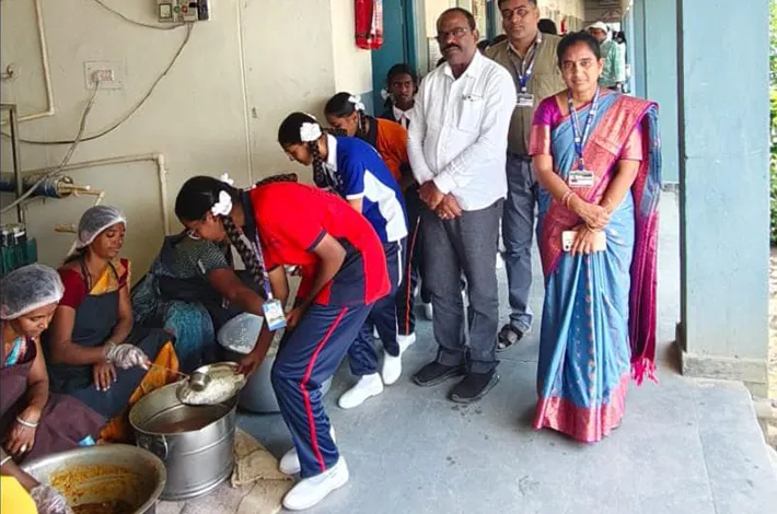 ఆదర్శ కళాశాలను తనిఖీ చేసిన ప్యానల్ బృందం