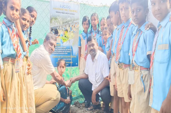 ప్రతి ఒక్కరూ మొక్కలు నాటాలి