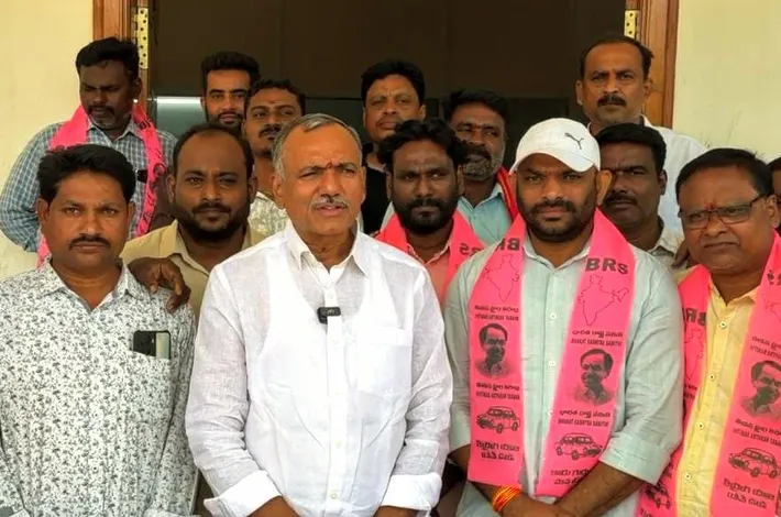 చిరు వ్యాపారులకు ప్రత్యామ్నాయం చూపించాలి