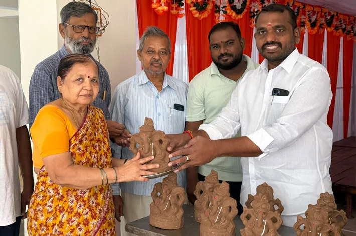 మట్టి గణపతుల పంపిణీ