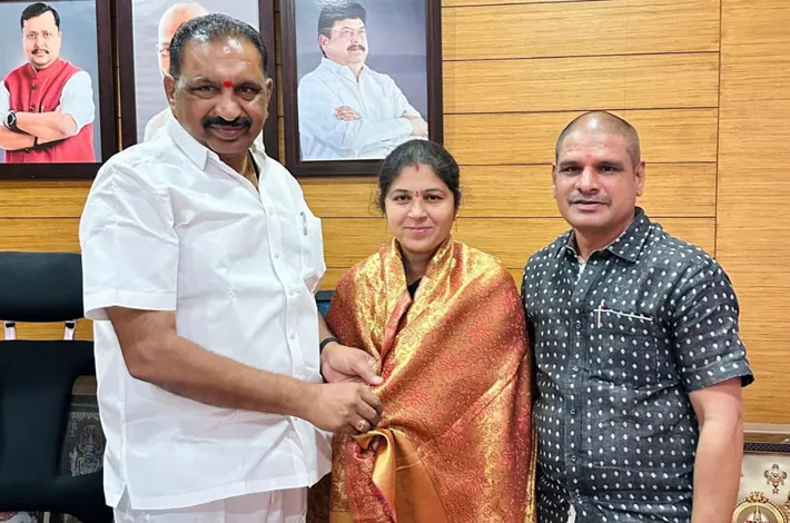 విజయ దేవిని సన్మానించిన సునీల్ రావు
