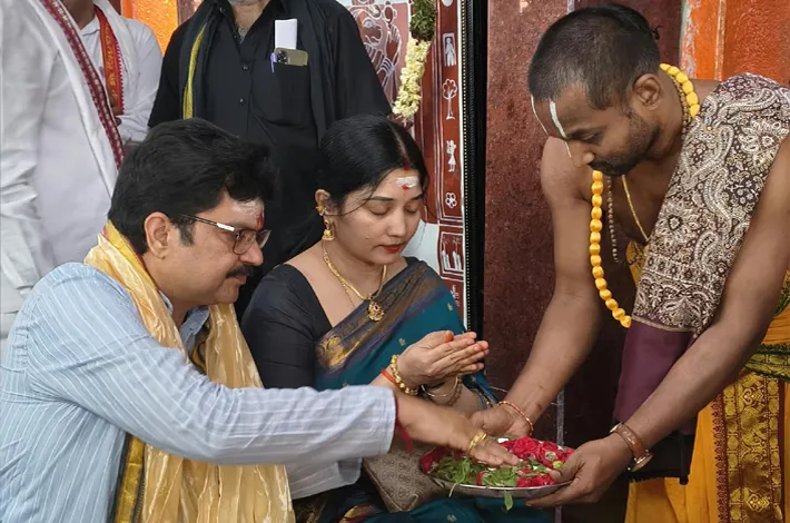కొండగట్టు శ్రీ ఆంజనేయ స్వామివారిని దర్శించుకున్న కమిషనర్