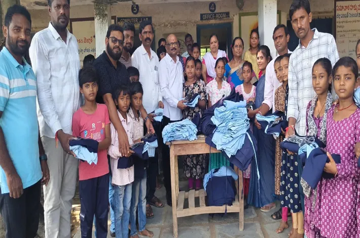 విద్యార్థులకు ఎంపీడీవో యూనిఫాం, దుస్తులు పంపిణీ