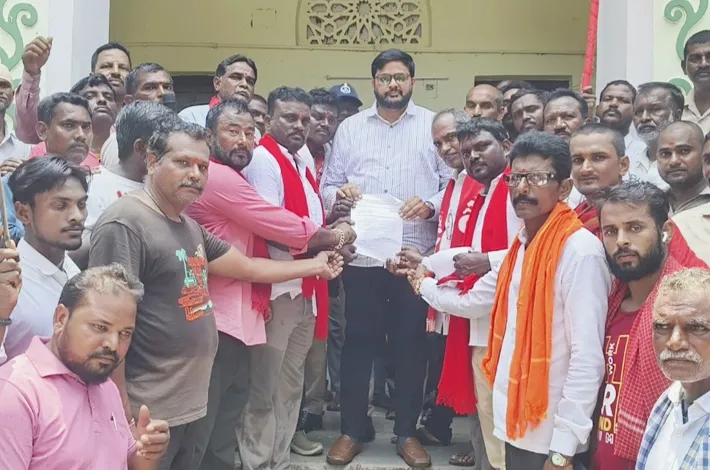 సుల్తానాబాద్ తాహసిల్దార్ కార్యాలయం ఎదుట కార్మికుల ధర్నా..