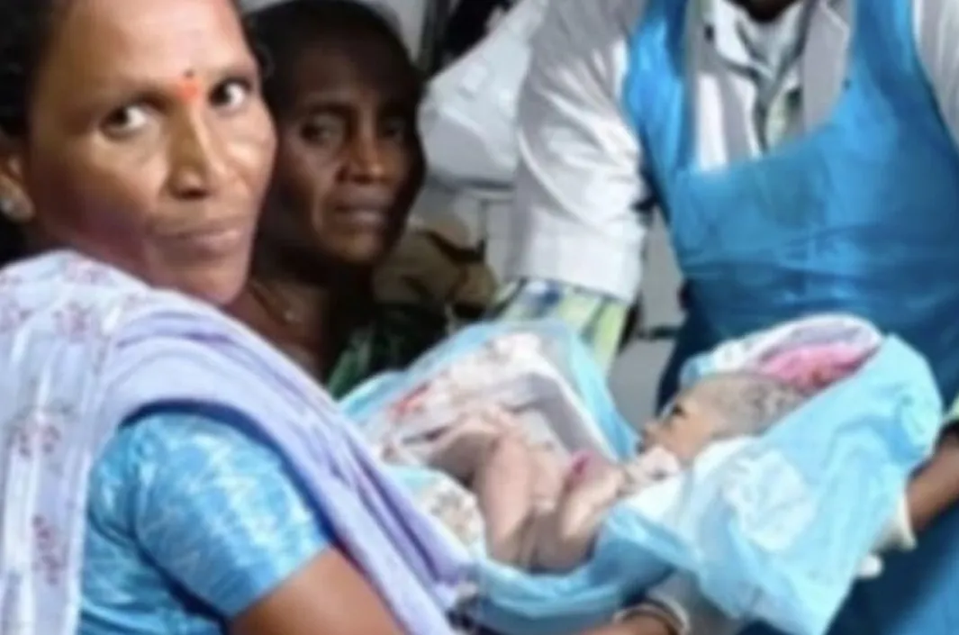 అంబులెన్స్ లోనే డెలివరీ.. తల్లి బిడ్డ క్షేమం 