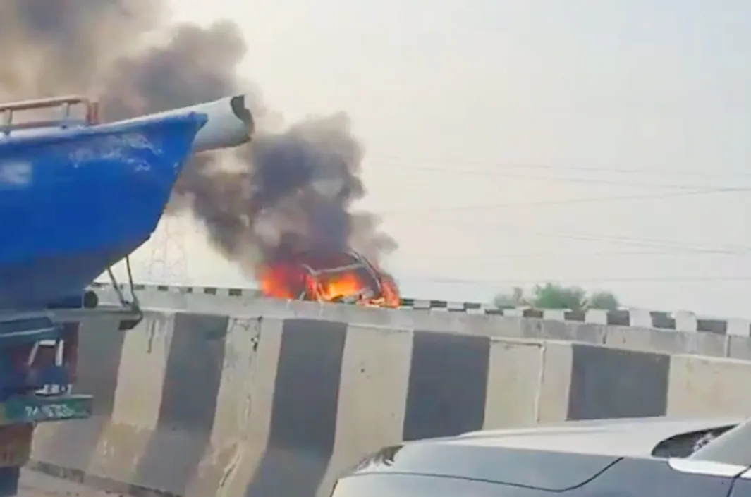 ఈవీ కారులో మంటలు.. నలుగురు మృతి