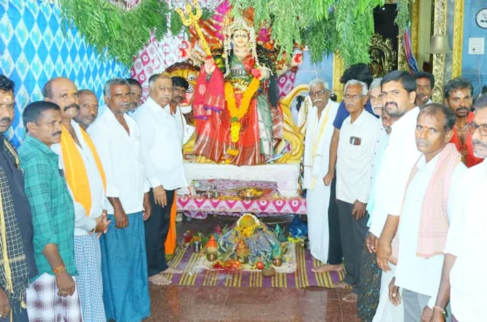 అమ్మవారికి పూజలు చేసిన మాజీ ఎమ్మెల్యే కందాళ 