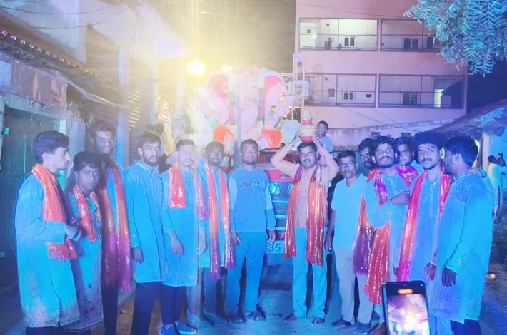 గణపతి లడ్డును దక్కించుకున్న రిపోర్టర్