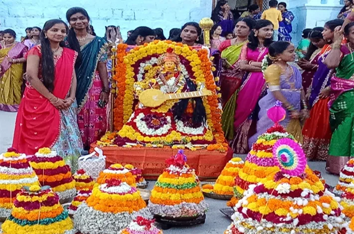 సరస్వతీ దేవి అవతారంలో బతుకమ్మ