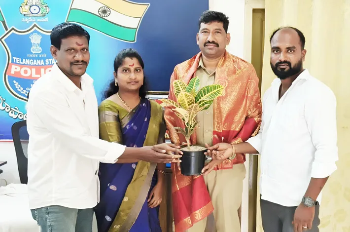 నూతన సీఐని కలిసిన 6వ వార్డు బీఆర్ఎస్ మాజీ కౌన్సిలర్