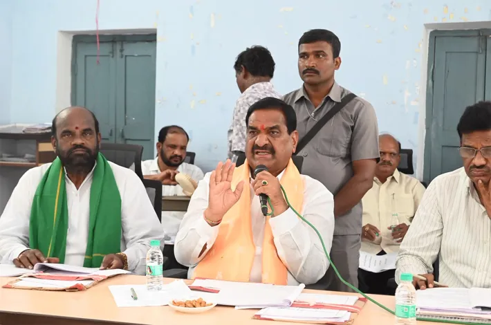 ప్రజలకు, ప్రభుత్వానికి మధ్య అధికారులే వారధి