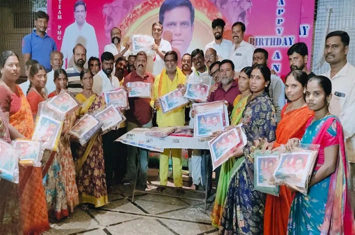 ఆడపడుచులకు బతుకమ్మ కానుక