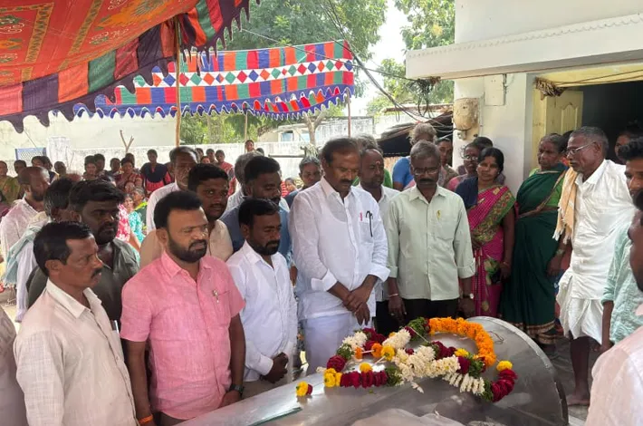 మృతుడి కుటుంబాన్ని పరామర్శించిన మాజీ ఎమ్మెల్యే 