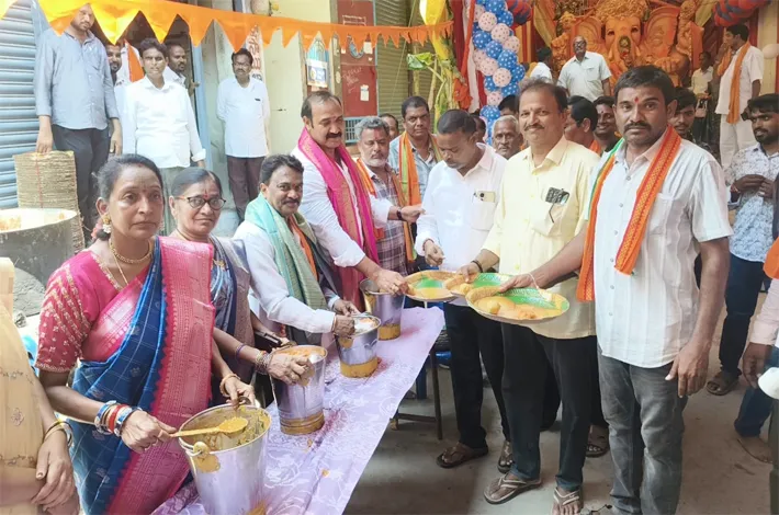 అన్నదానంలో పాల్గొన్న మాజీ ఎమ్మెల్యే