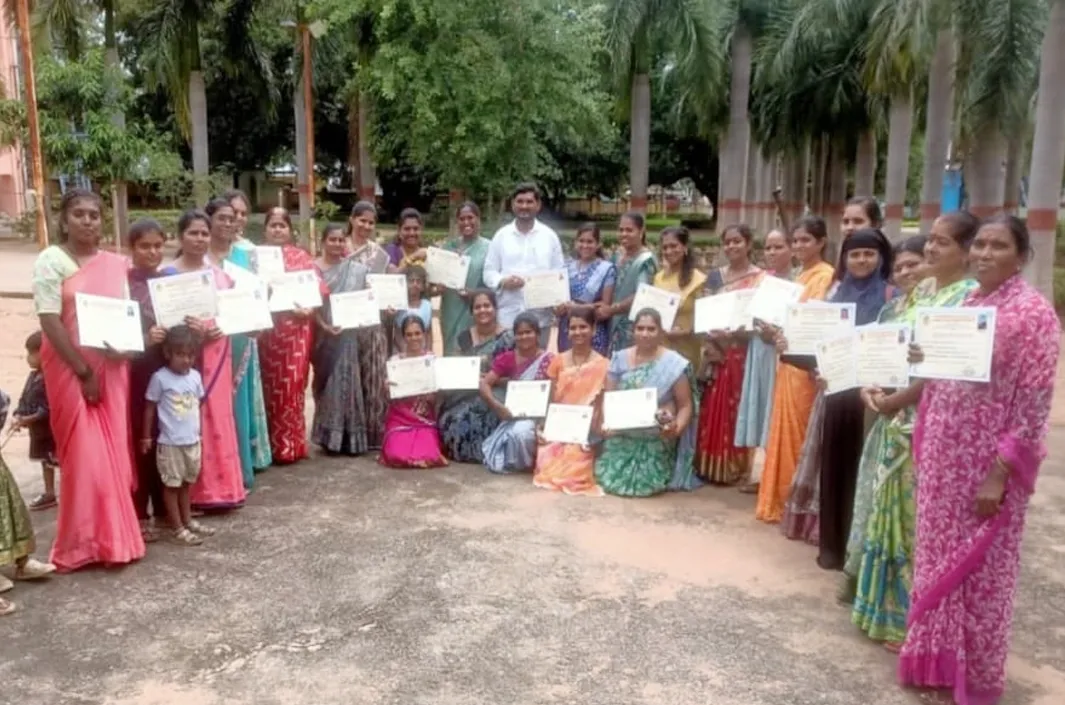 కుట్టు మిషన్ల శిక్షణ ధ్రువపత్రాల పంపిణీ