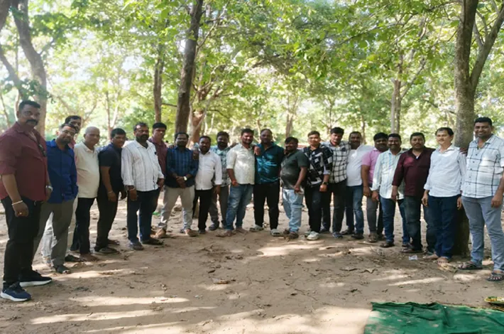25 ఏళ్ల తర్వాత ఒక్కచోట చేరిన స్నేహితులు