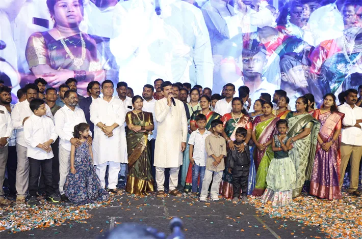 జనసందోహం నడుమ దసరా వైభవం