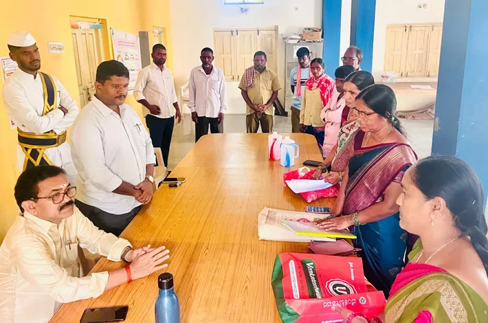 పోలింగ్ కేంద్రాలను పరిశీలించిన అదనపు కలెక్టర్