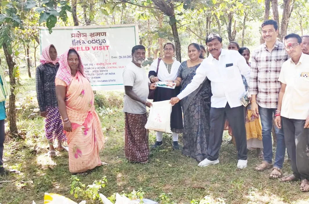 పట్టు పురుగుల పెంపకం రైతులకు పనిముట్లు పంపిణీ.