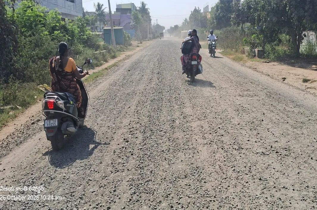రోడ్డు వేస్తారా.. కంకరతోనే కాలక్షేపమా?