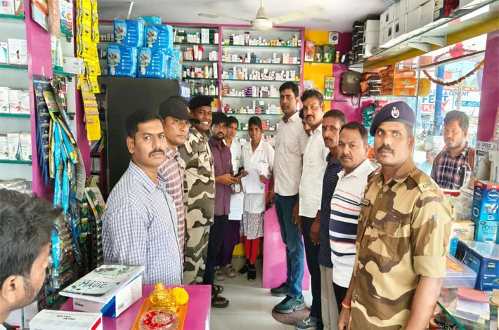మెడికల్ షాపులపై ఆకస్మిక తనిఖీలు