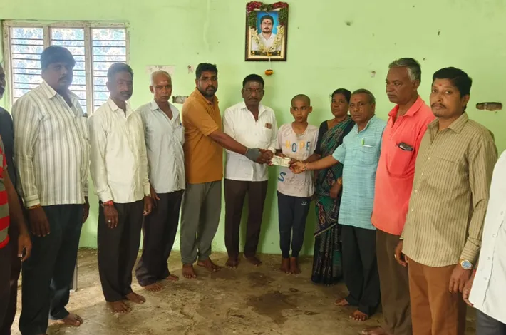 మృతుని కుటుంబానికి  కుటుంబానికి రూ.33,500 సాయం