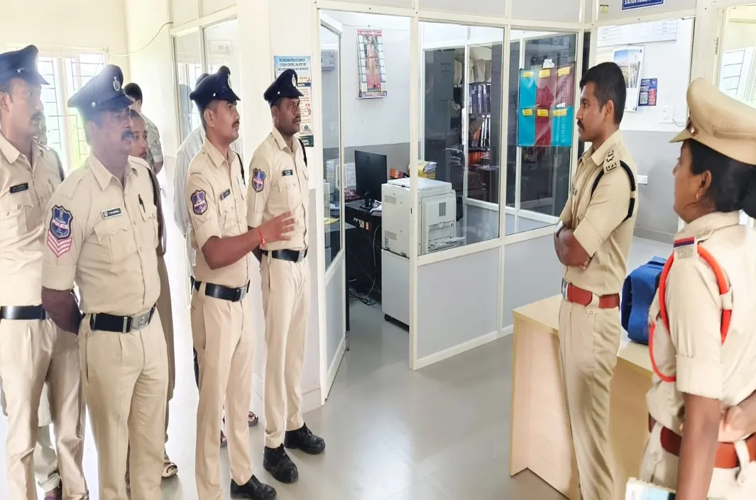ప్రజలకు నాణ్యమైన, పారదర్శకమైన సేవలు అందించాలి
