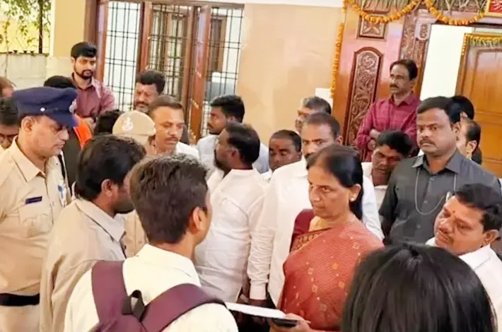 దారులన్ని మూసీ!