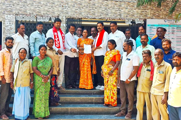 మున్సిపల్ కార్మికుల సమస్యలను వెంటనే పరిష్కరించాలి....
