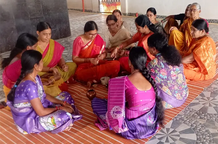 దుర్గామాతకు పుస్తే అల్లిన భక్తులు
