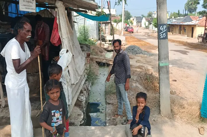 మురుగు కంపు.. ప్రజ గోడు వినరా..?