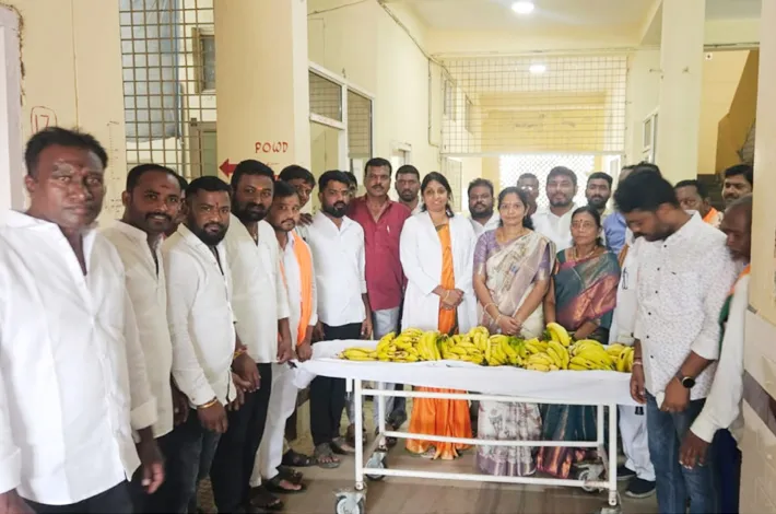 ప్రధాని నరేంద్ర మోడీ పుట్టినరోజు సందర్భంగా ఆసుపత్రిలో పండ్ల పంపిణీ