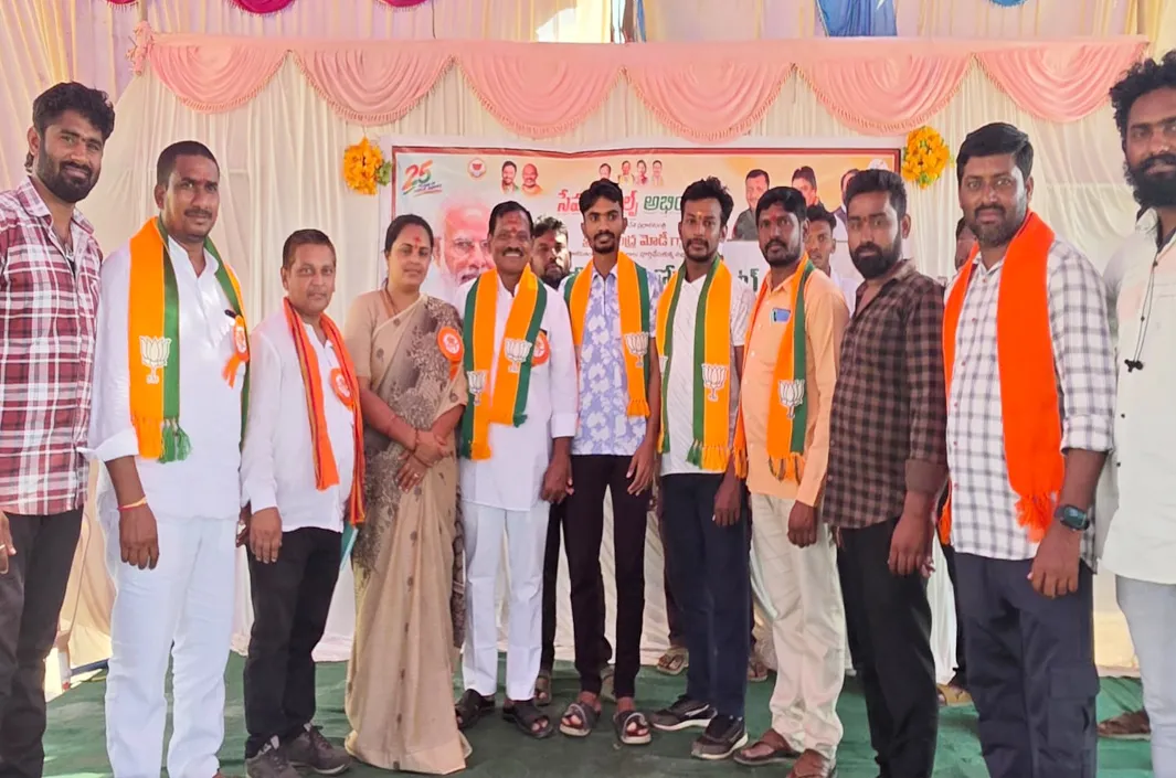 మేడారం సమ్మక్క సారలమ్మ సన్నిధిలో బిజెపిలోకి యువత భారీ చేరికలు