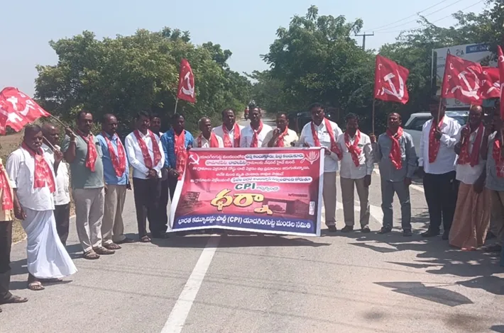 హైవేలో అండర్ పాస్ లను నిర్మించాలి..