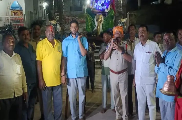 శ్రీ లక్ష్మీ నరసింహాస్వామి సేవా పల్లకి ఊరేగింపులో పాల్గొన్న SI మోతిరామ్