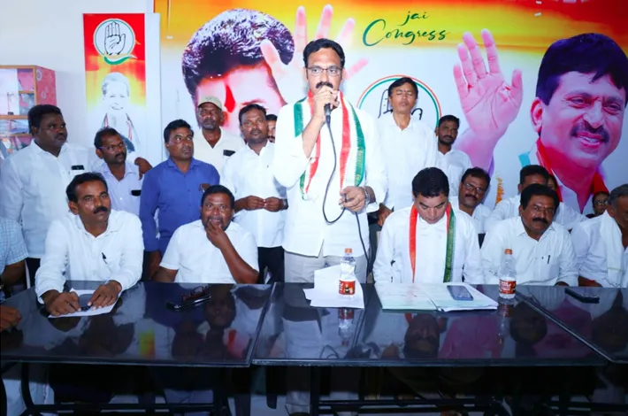 136 మందికి సీఎంఆర్‌ఎఫ్‌ చెక్కుల పంపిణీ