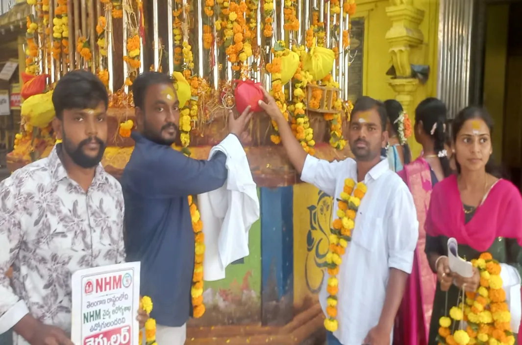 తమ ఉద్యోగాలను క్రమబద్ధీకరించాలని  మల్లన్నకు ముడుపు