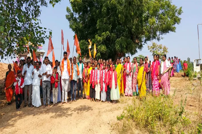 గాయత్రిపురానికి భక్తుల పాదయాత్ర