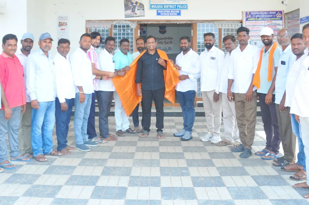 కన్నాయిగూడెం ఎస్ఐను సన్మానించిన బిఆర్ఎస్ నాయకులు 