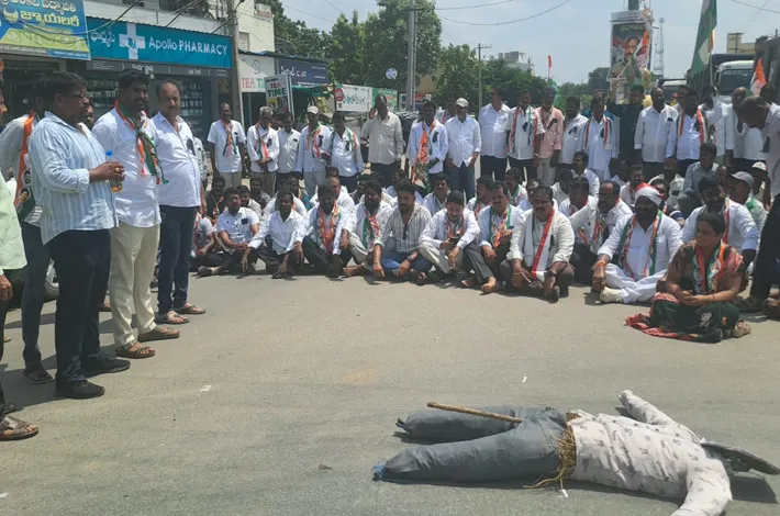 కూసుమంచిలో కాంగ్రెస్ శ్రేణుల రాస్తారోకో 
