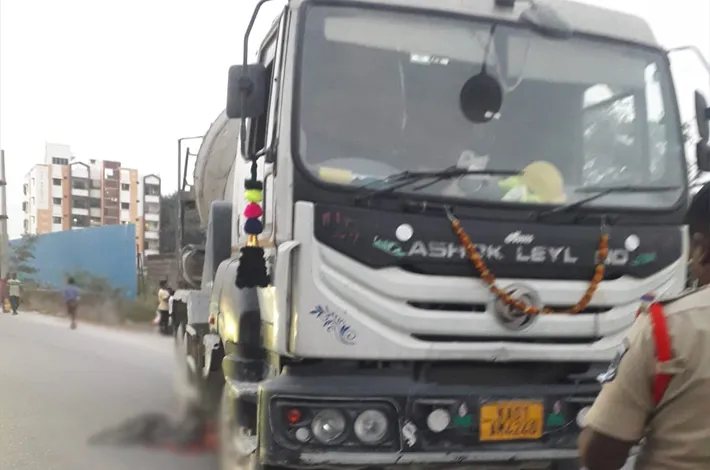 రెడీ మిక్స్ లారీ డీ కొట్టడంతో వ్యక్తి మృతి..