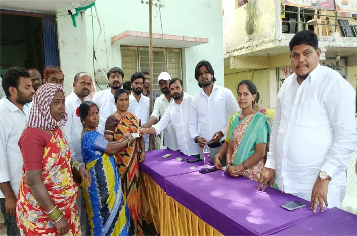 డిజిటల్ స్మార్ట్ రేషన్ కార్డుల పంపిణీ చేసిన సర్పంచ్